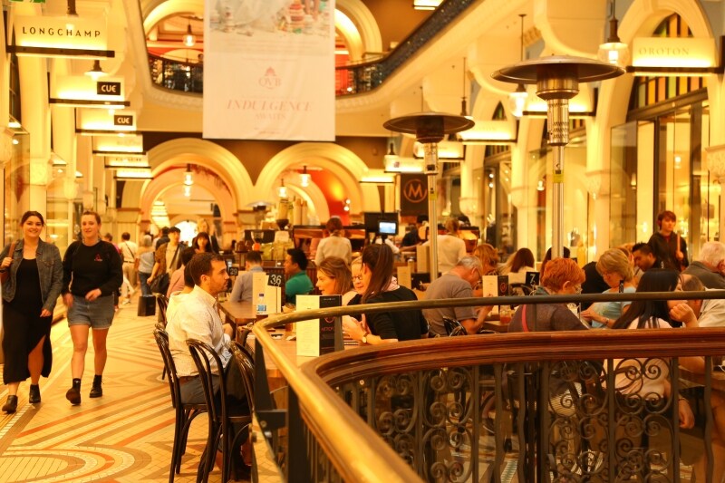 瀟洒な内装のQVBではショッピングが楽しめる