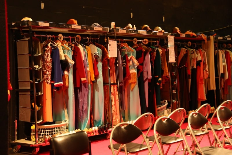 ある日の舞台裏側。ステージ衣装が所狭しと並ぶ