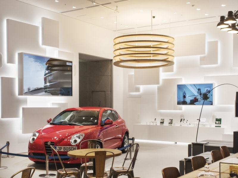 ホワイエにはボッシュの最新技術を展示