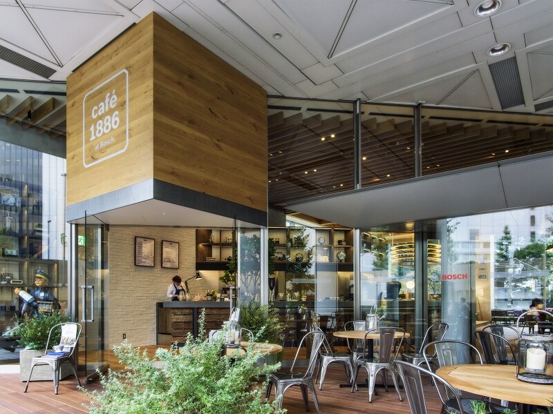 六本木通りに面したテラス席