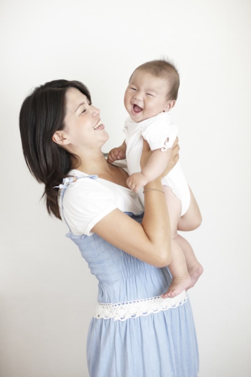カルシウムが不足すると赤ちゃんをこんな風に抱けなくなるかも