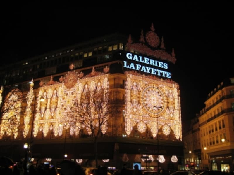 クリスマスのイルミネーションに彩られたパリの百貨店
