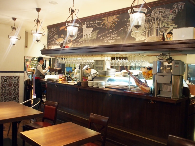 バル文化の象徴である長いカウンターが楽しい「マドリード」エリア