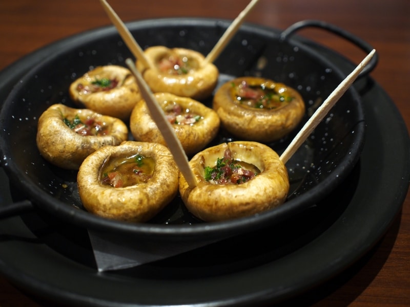 マドリードのバル名物「マッシュルームの鉄板焼き(ハーフ720円)」