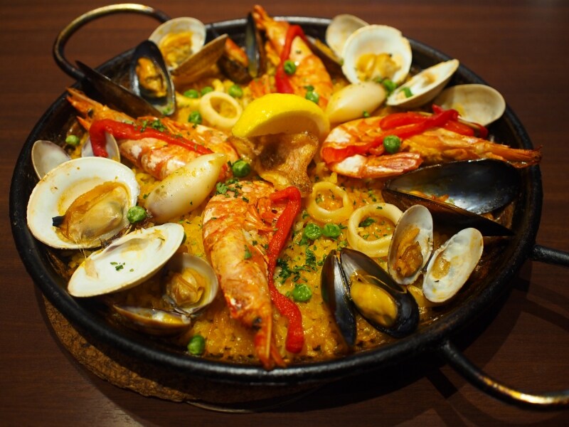 直火だけで仕上げる「海の幸のパエリア(2人前3,200円)」