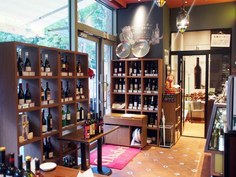 ここでしか買えないスペインワインが揃うワインショップを併設
