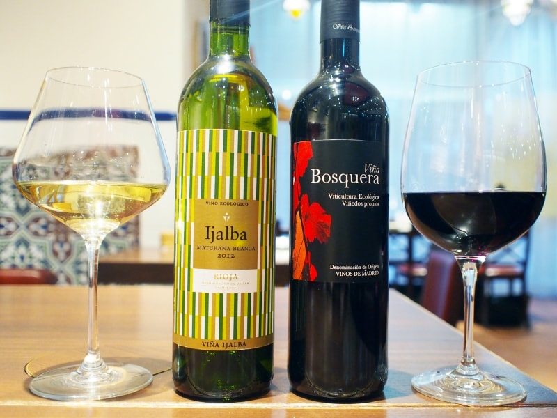 マッシュルームの鉄板焼きに合わせたワイン。白ワインは絶滅品種「マトゥラナ種」を使用