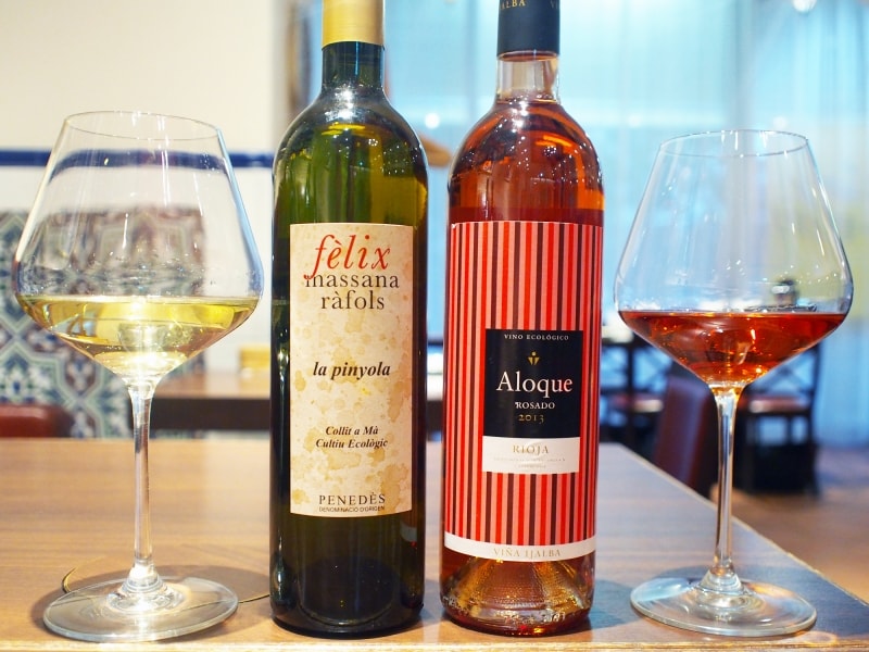 海の幸のパエリアに合わせた、魚貝の風味をうまく引き立てるワイン