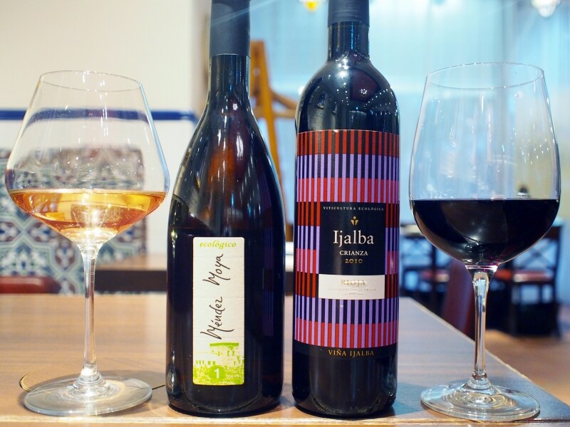 イベリコ黒豚の鉄板焼きに合わせたワイン。白ワインは肉料理にも負けない力強さがある