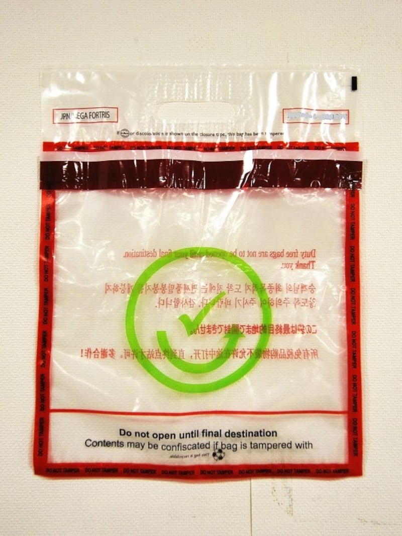 これがSTEBsと呼ばれる透明なバッグ。一度開けたら証拠が残るようになっている。（デザインは空港により若干違いがあります）