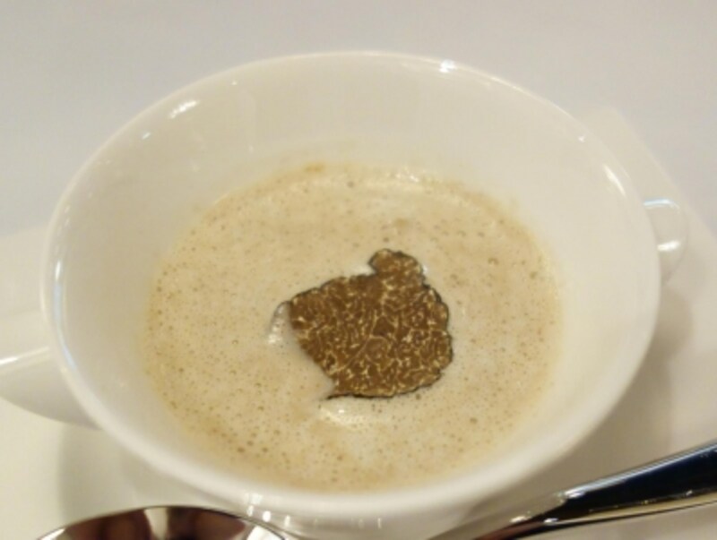 キノコのブイヨンundefinedトリュフとシャテーニュを添えて