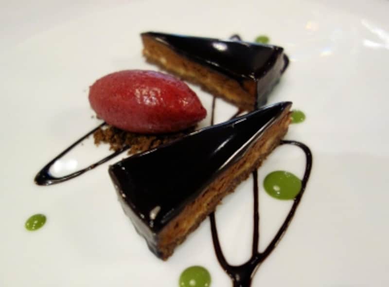 チョコレートのムースとカラメル風味のガナッシュ、カシスのシャーベットを添えて