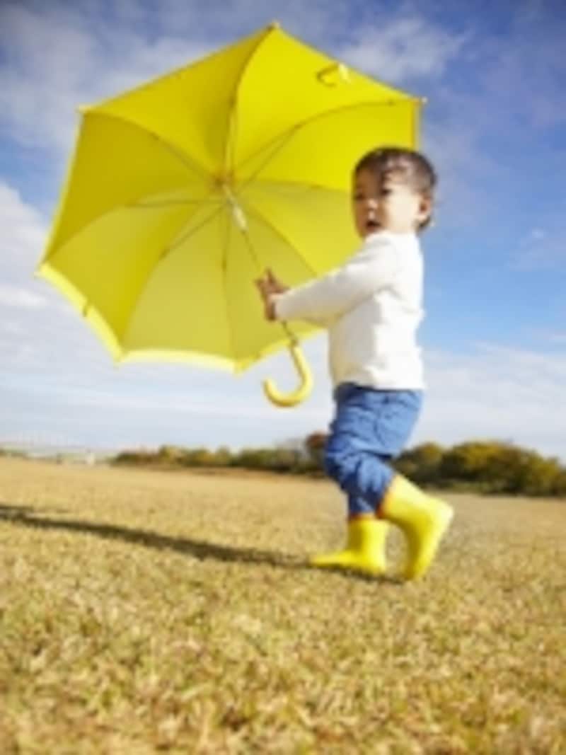 青空の中で傘をさす子供