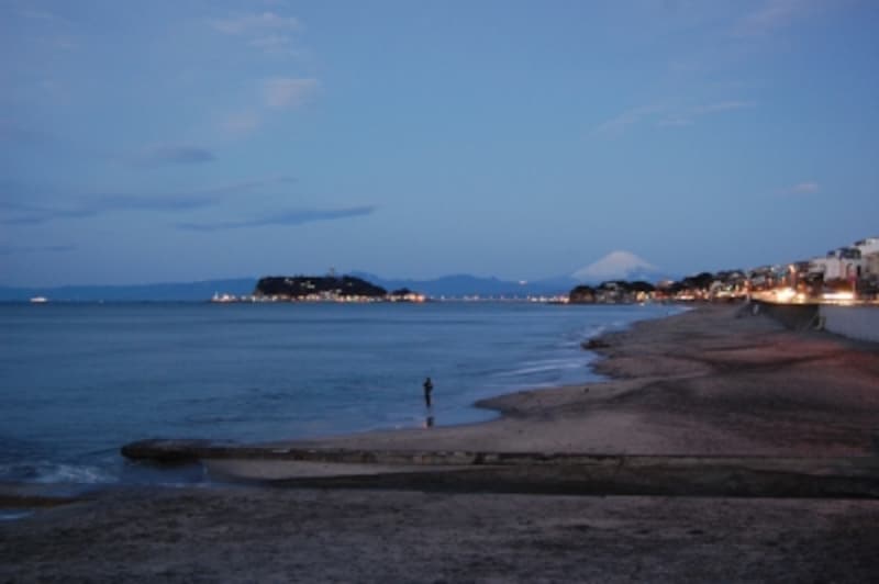冬の早朝の江の島と富士山