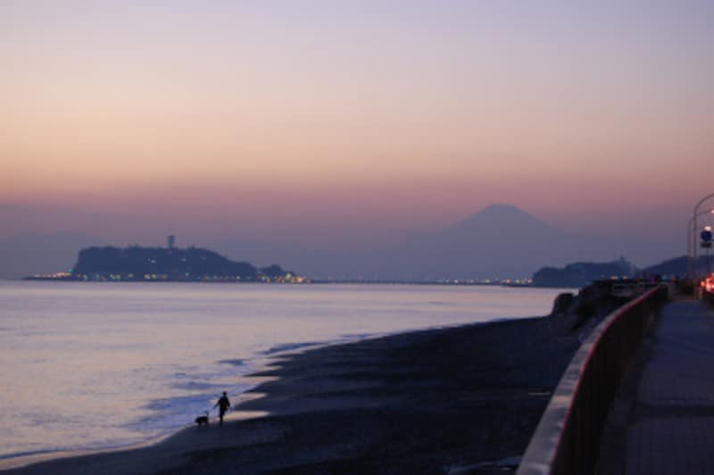 冬の夕方、稲村ヶ崎から見た江の島と富士山