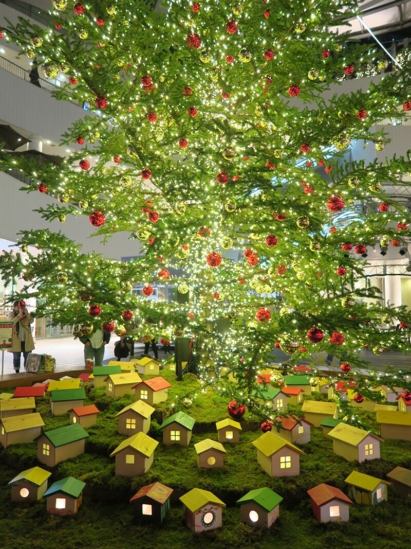 ツリーの下にはかわいいサンタクロースタウンが！（2015年11月20日撮影）