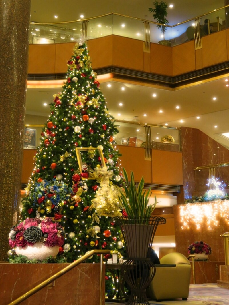 高さ約8mのツリーにはホテルのキャラクター・シェララがたくさん飾りつけられています（2015年11月20日撮影）