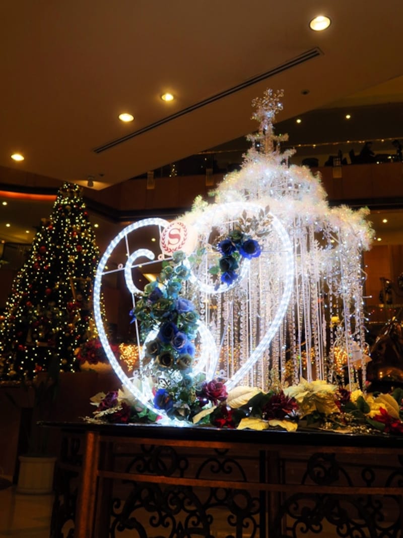 青いバラとハートをモチーフにしたフォトスポット（2015年11月20日撮影）