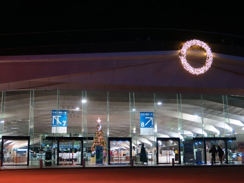 大さん橋の正面入り口に取り付けられたリース（2015年11月27日撮影）