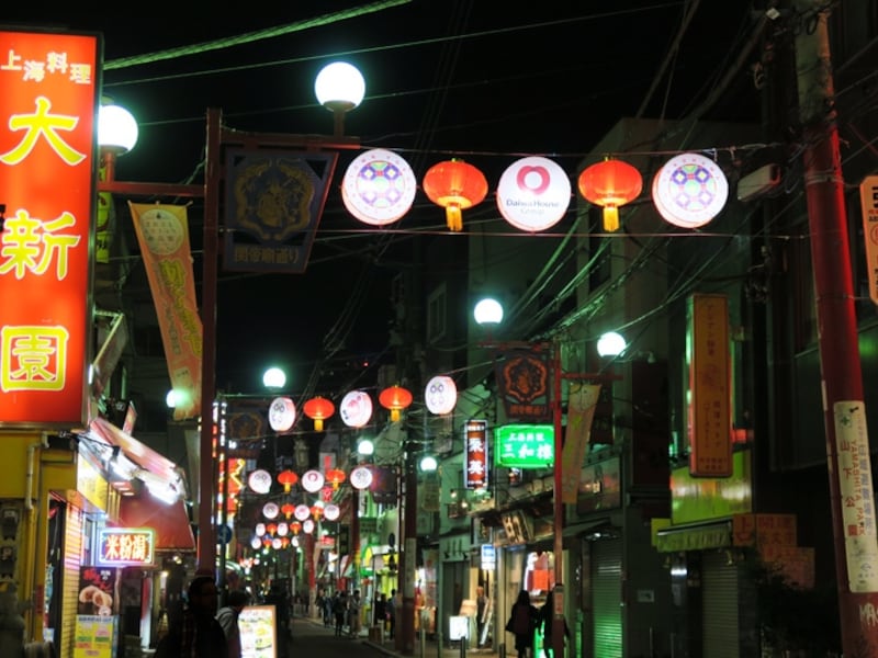 関帝廟通りのイルミネーションのようす。ランタンなどが飾り付けされています（2015年11月20日撮影）