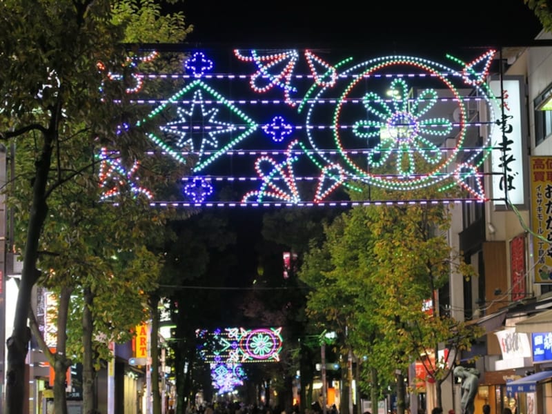 毎年カラフルなアーチ型イルミネーションが点灯する、イセザキ・モール（2015年11月21日撮影）