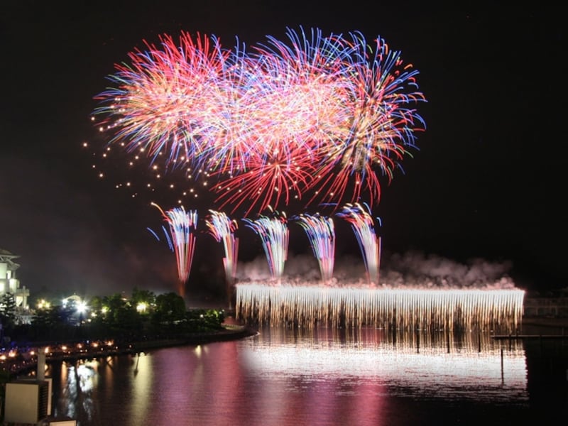 シーパラのオリジナル花火ショー「花火シンフォニア」はクリスマスカラーで打ち上げられます（画像提供：横浜・八景島シーパラダイス）