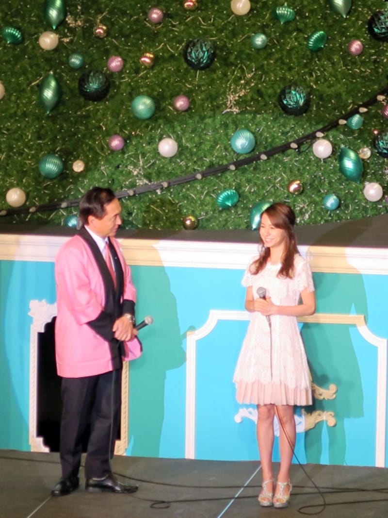 「QUEEN'S 恋のキューピッドツリー」点灯式には黒岩神奈川県知事と歌手のMay J.さんが登場(2015年11月11日撮影)