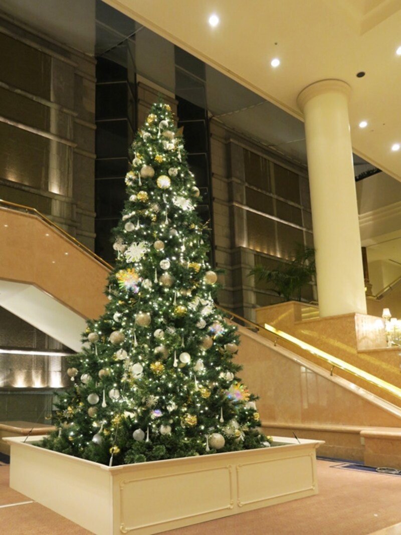 1階ロビーには約5mの煌びやかなクリスマスツリーが初登場(2015年11月20日撮影)