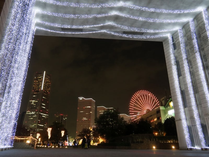 額縁で装飾されたような景色が広がる、ナビオス横浜の通景空間(2015年11月21日撮影)