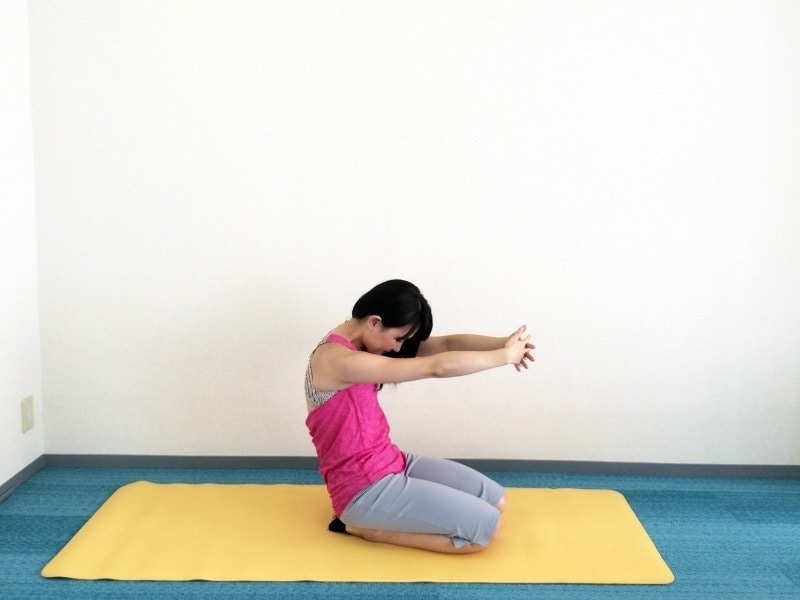 腕は床と平行のままで行います