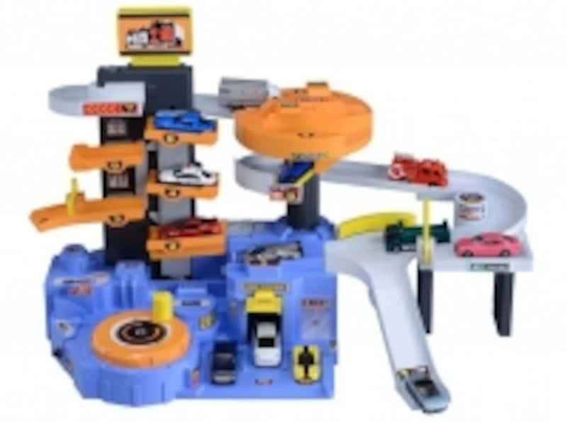 ハンドルを回すとトミカが一斉に動く楽しいアクションが満載!