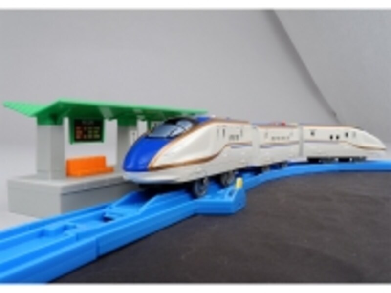 駅で停車・発車をコントロールできます