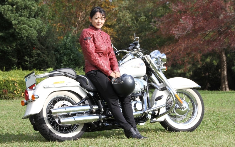 先頃、ハーレーダビッドソンの新型モデル FLSTN ソフテイル・デラックスを手に入れた松原渓さん
