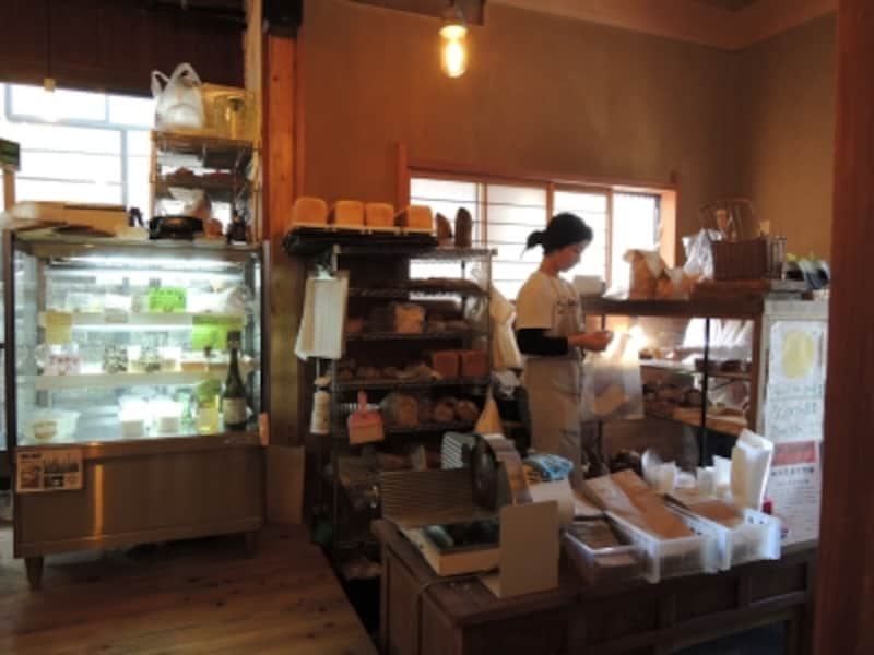 パン売場の先にチーズのショウケース