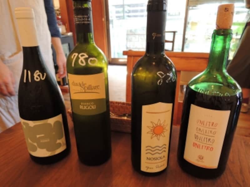 グラスワインは赤、白それぞれ数種類から選べる