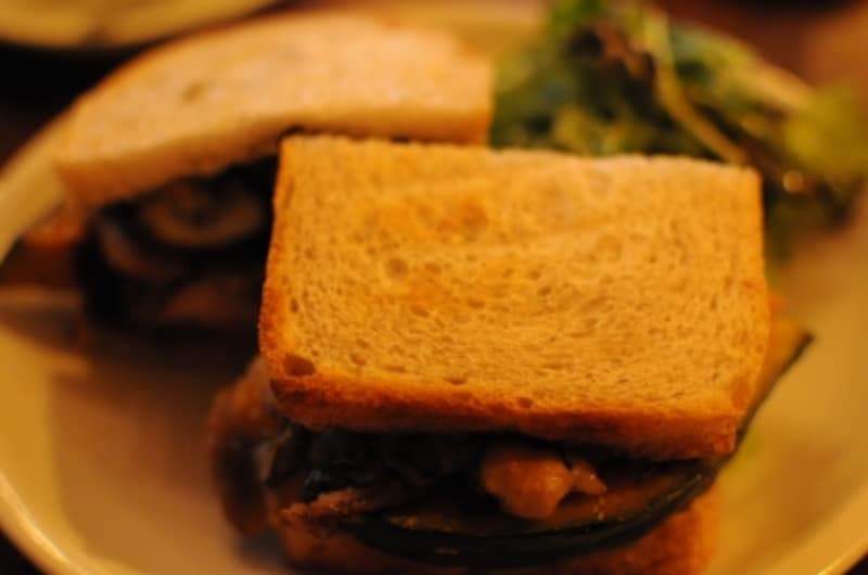 たっぷりの具を注文するときは、食べやすい食パンがおすすめ。