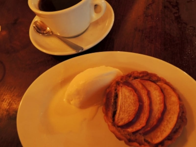 ハンドドリップのコーヒーと季節のタルト