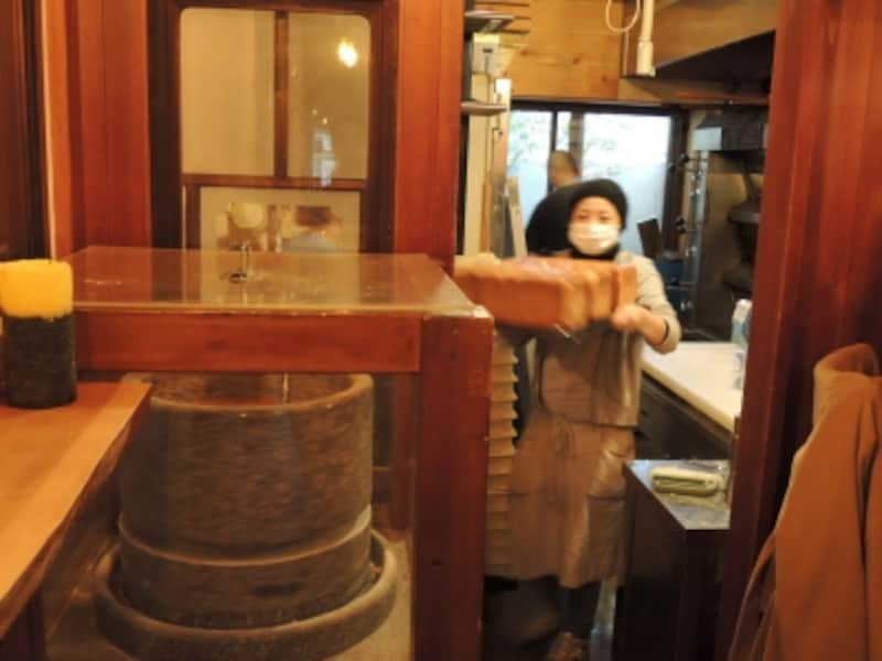 石臼と奥の厨房