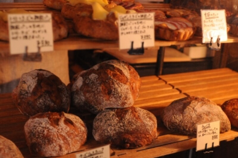 こんがり焼けた素朴な表情のパンが並ぶ