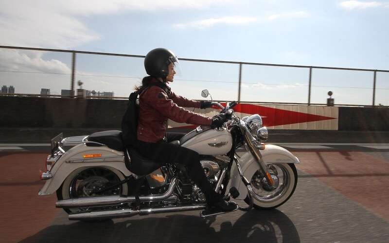 新しい相棒 FLSTN ソフテイル・デラックスとともに、いろんなところへ走りに行きたいと語る松原さん。その夢は広がるばかり！