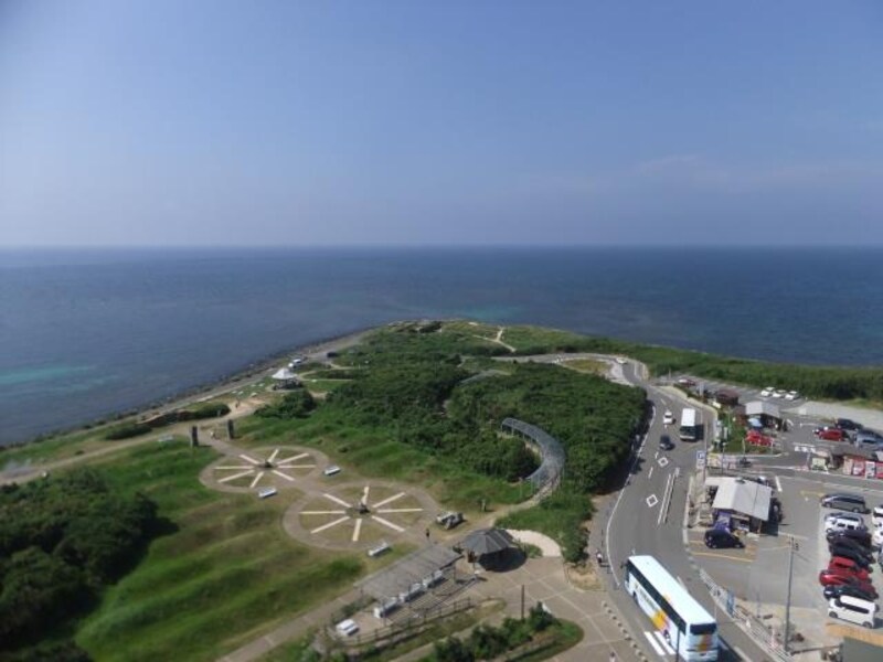 角島灯台からの眺め(1)/夢崎波の公園と響灘を見下ろす