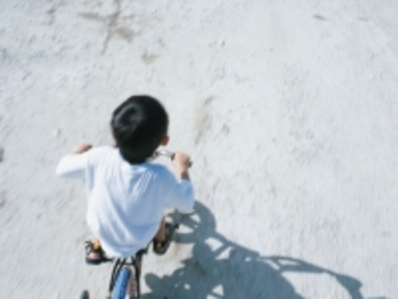 自転車に乗る男の子