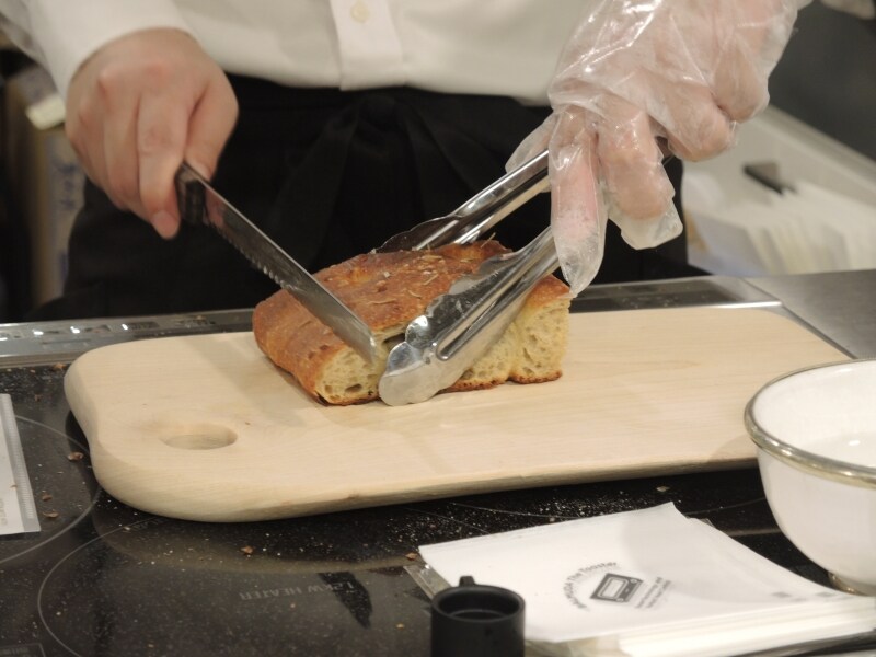 リベイクしたパンは、その場ですぐにカットして来場者に提供。