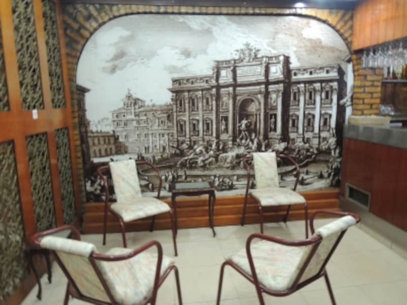 入り口すぐの待合スペース兼バールコーナー