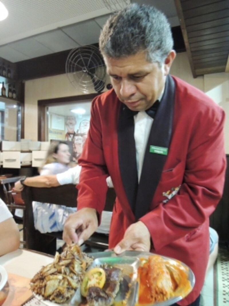 慣れた手つきで取り分けてくれるギャルソン