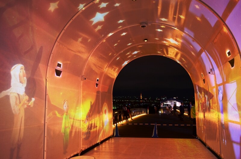 人の動きに合わせて映像が変化する