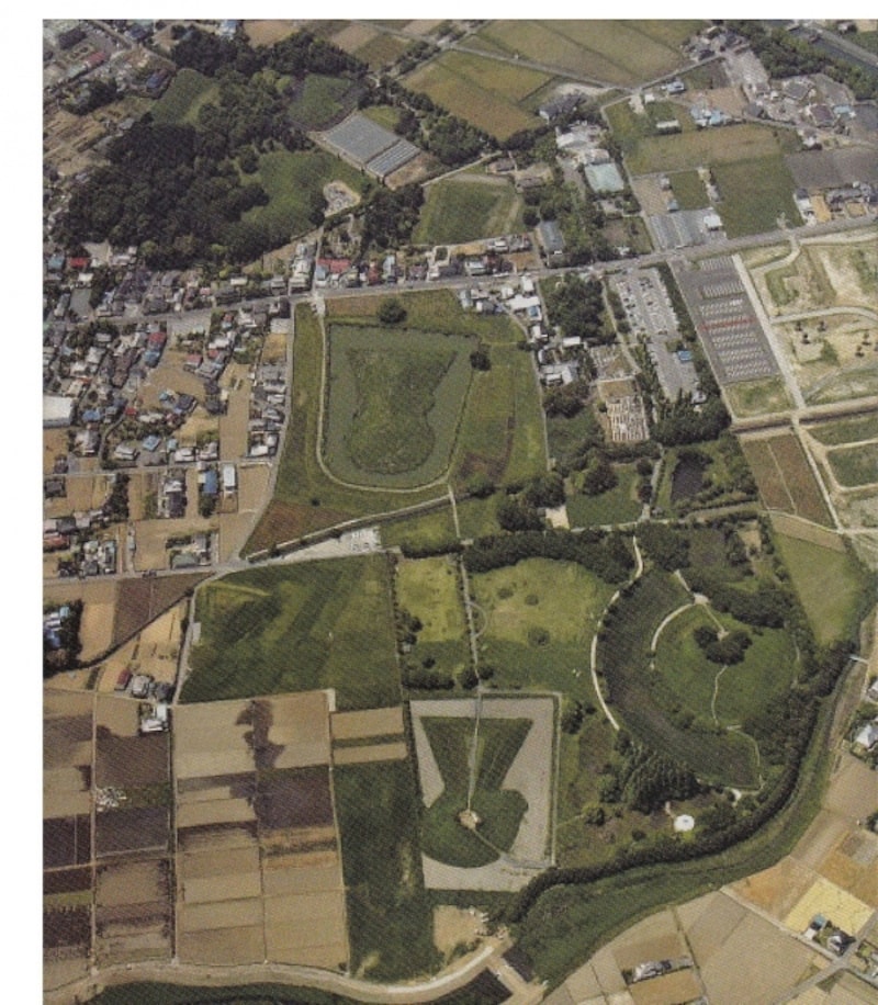 さきたま史跡の博物館のパンフレットに掲載されるさきたま古墳公園の航空写真