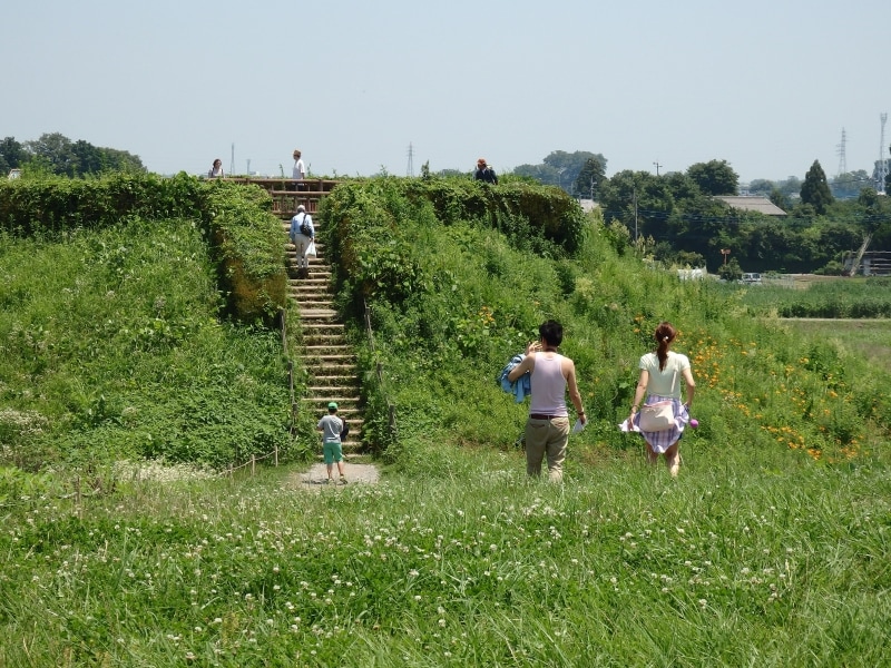 埋葬施設が残る稲荷山古墳の頂上
