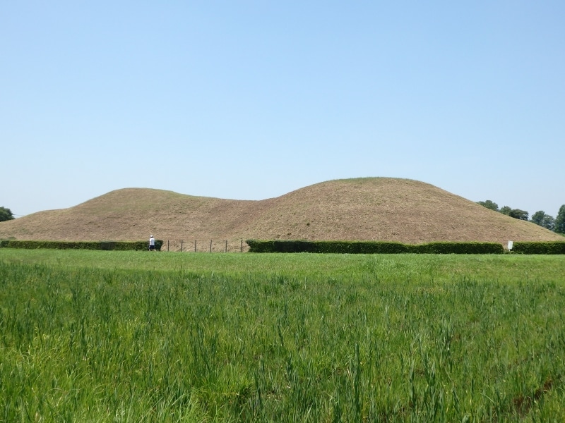 遊歩道が囲む武蔵の国で最大の前方後円墳、二子山古墳