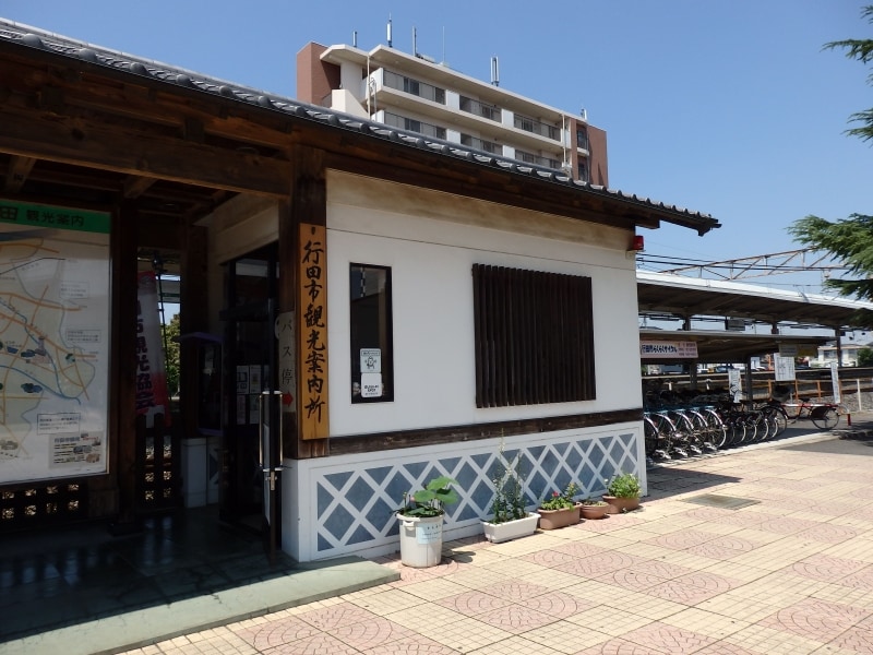 レンタサイクルが準備されるJR高崎線行田駅東口の観光案内所